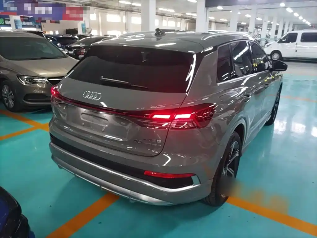 Audi Q4 e-tron 2023 — фото 7