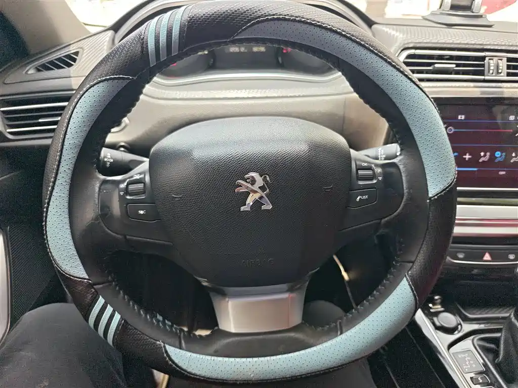 Peugeot 308 2019 — фото 11