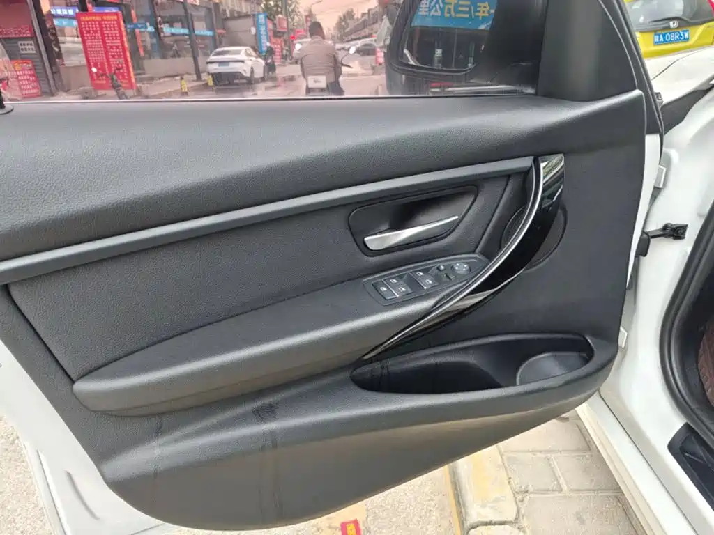 BMW 3 Series 2018 — фото 17