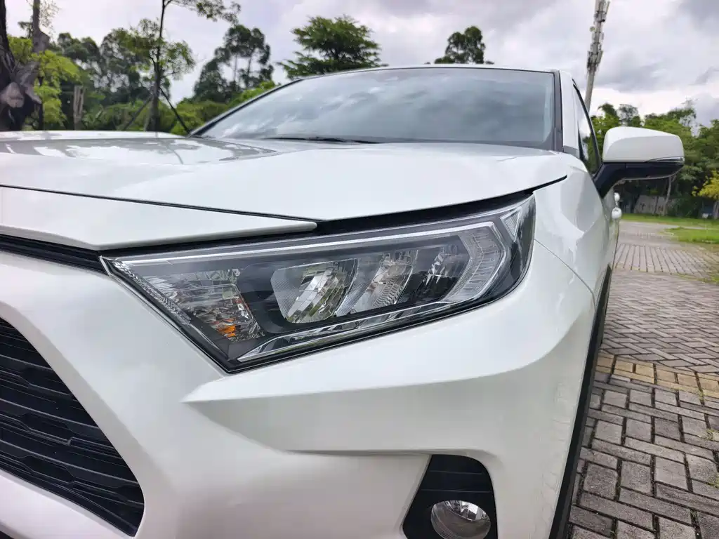 Toyota RAV4 2021 — фото 15