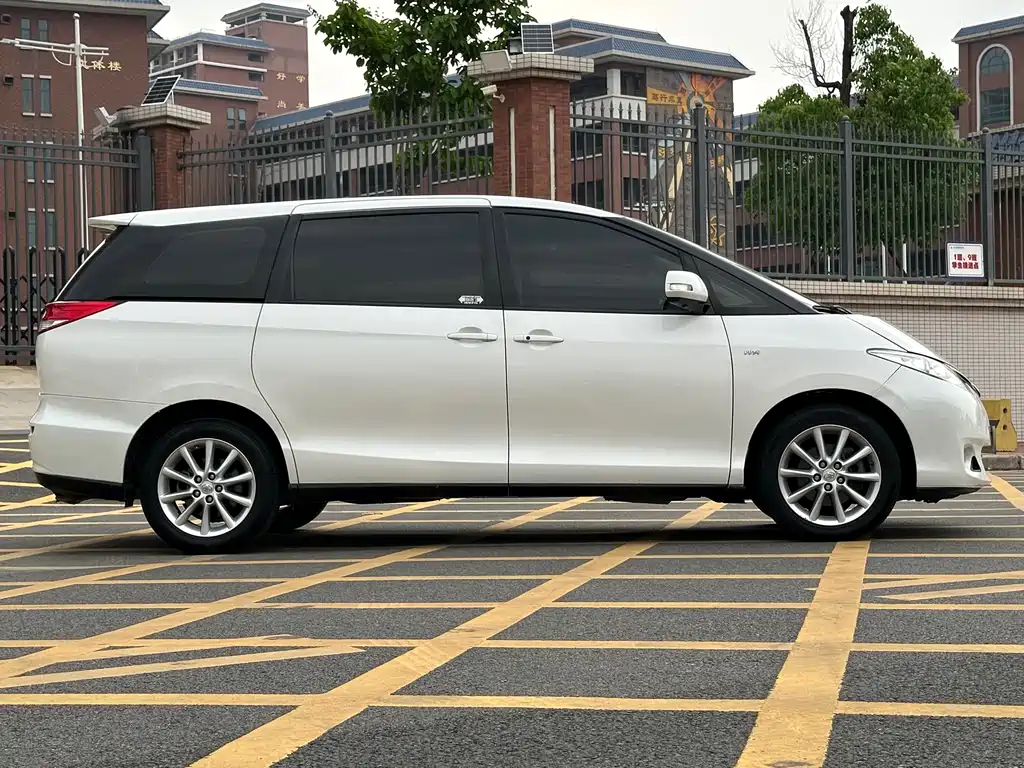 Toyota Previa 2017 — фото 4