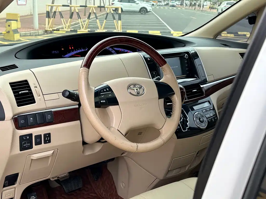 Toyota Previa 2017 — фото 15