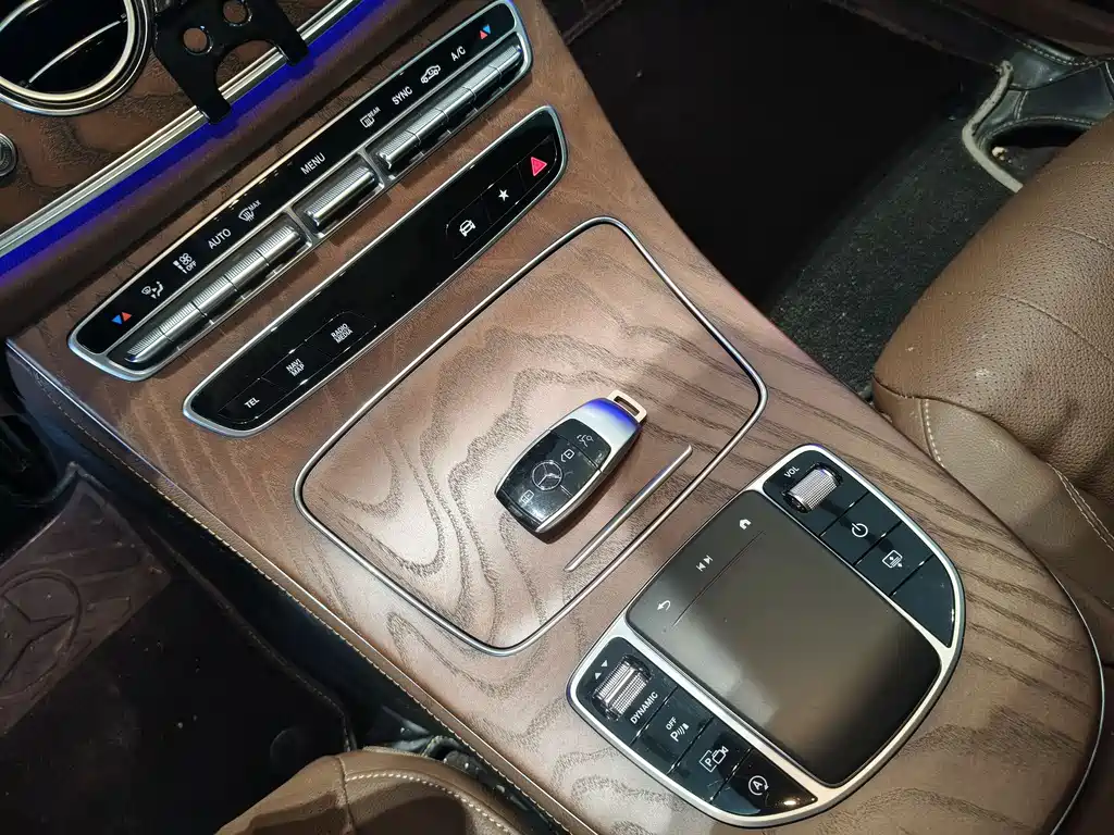Mercedes-Benz E-Class 2023 — фото 12