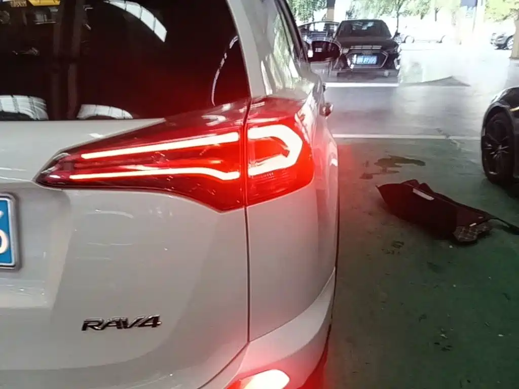 Toyota RAV4 2017 — фото 8