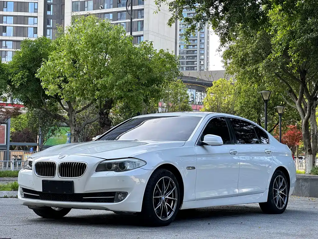 BMW 5 Series 2011 — фото 3