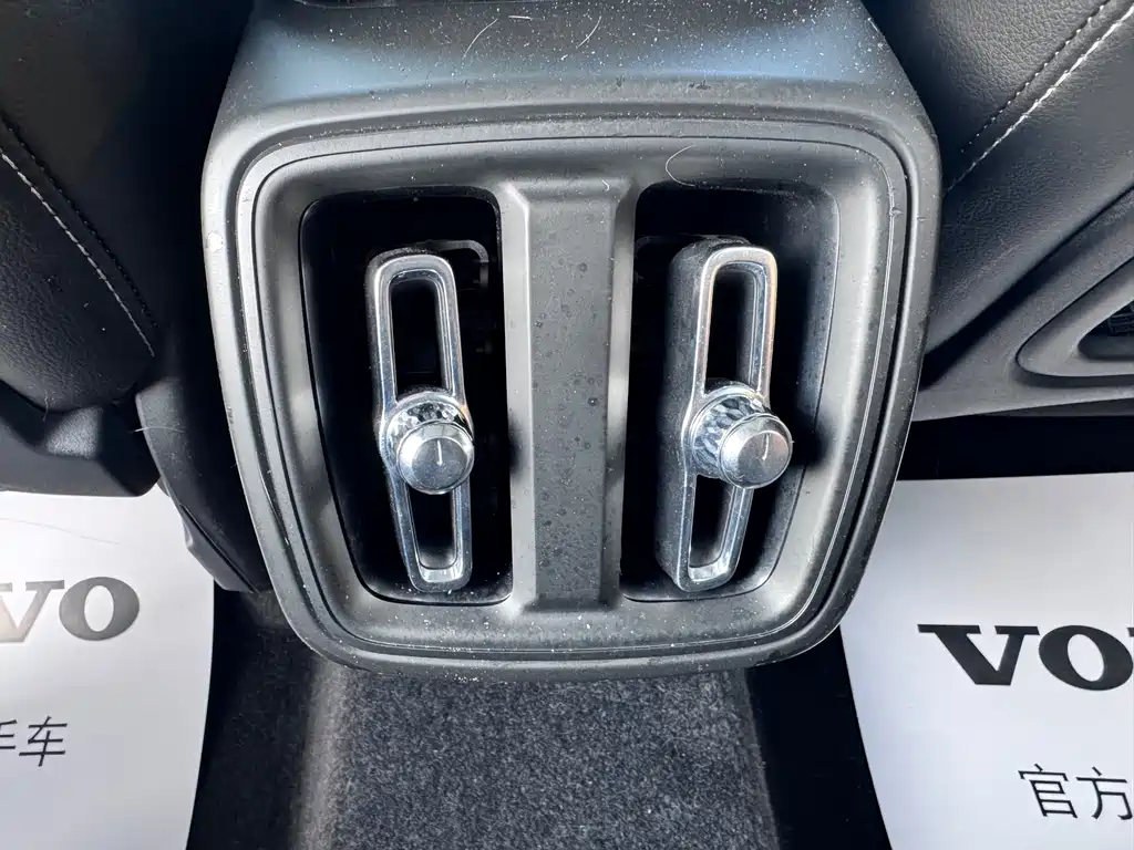 Volvo XC40 2020 — фото 14