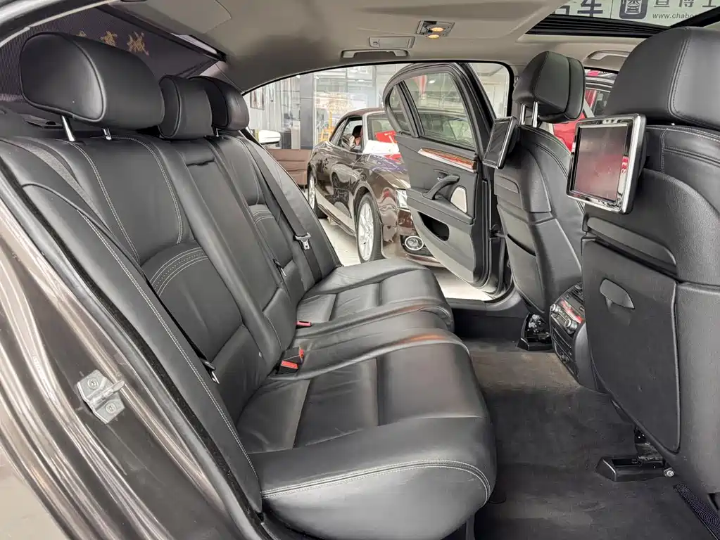 BMW 5 Series 2015 — фото 28