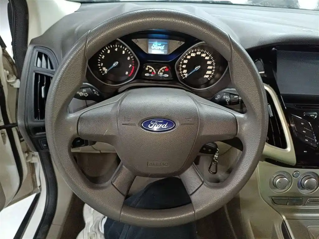 Ford Focus 2015 — фото 11