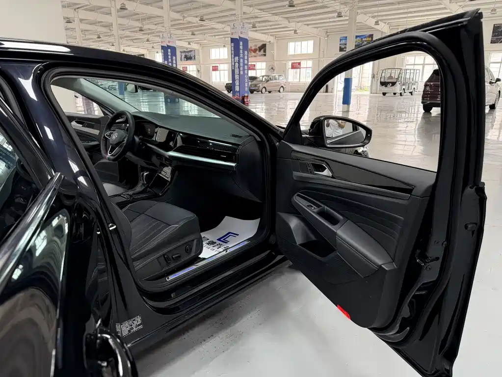 Volkswagen Passat PHEV 2024 — фото 13