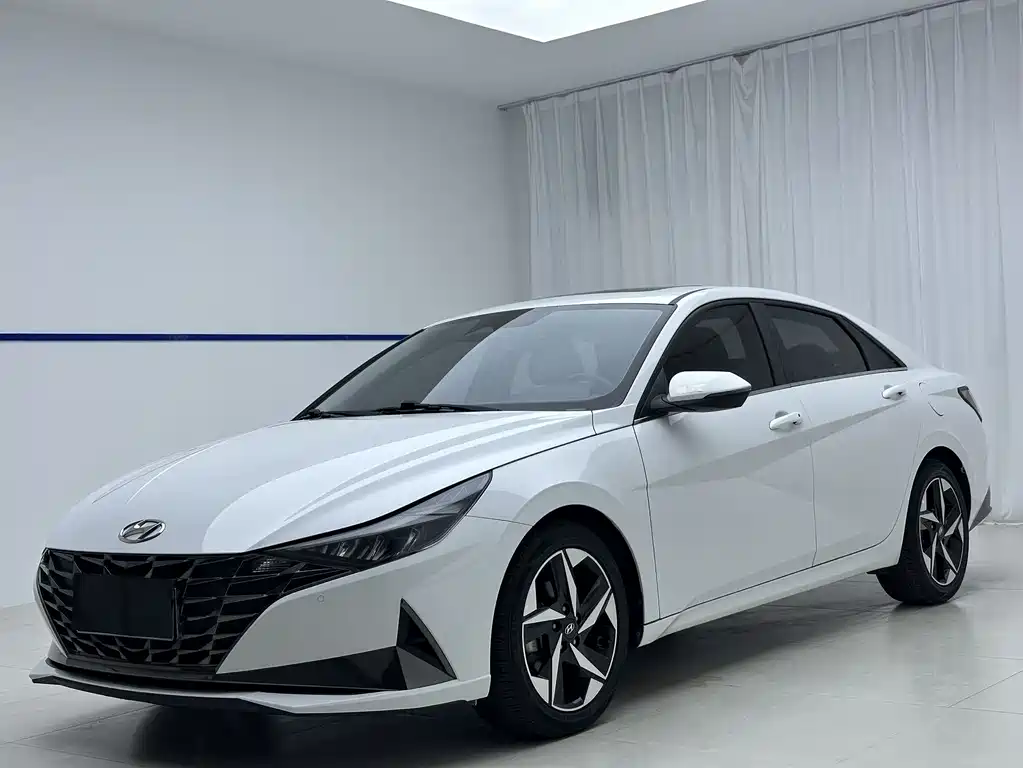 Hyundai Elantra 2023 — фото 1
