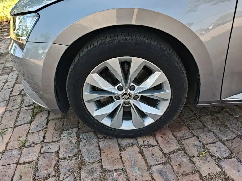 Skoda Superb 2018 — фото 23