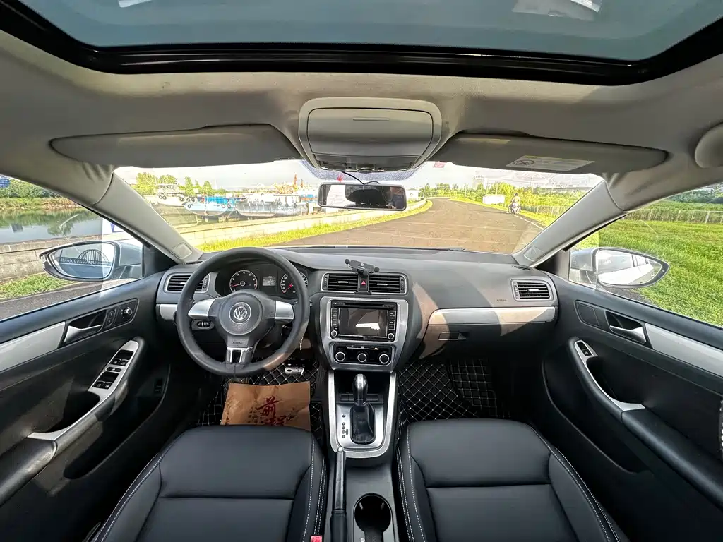 Volkswagen Sagitar 2015