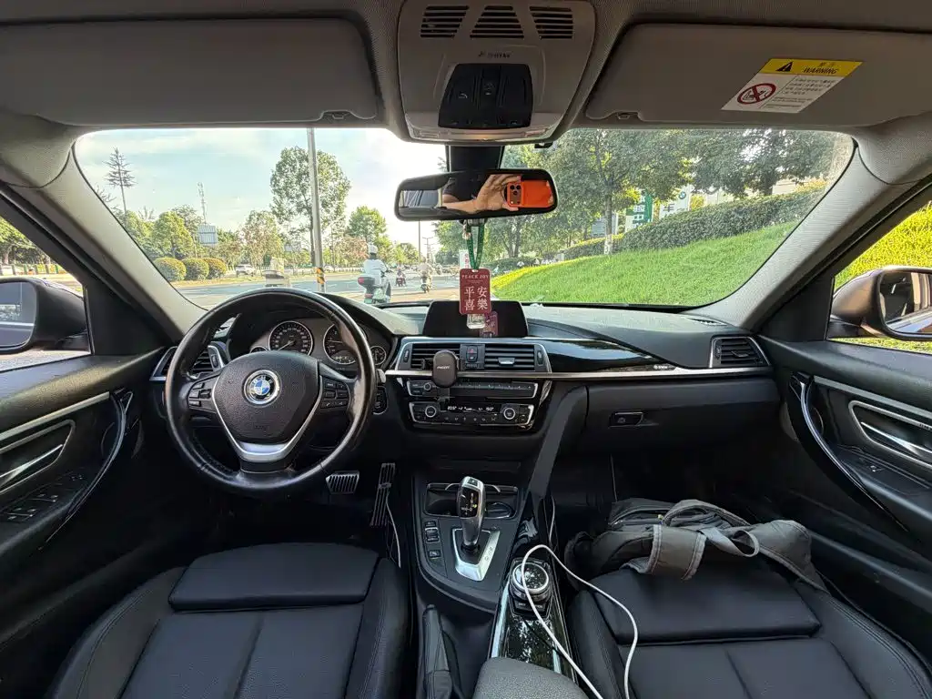 BMW 3 Series 2018 — фото 13