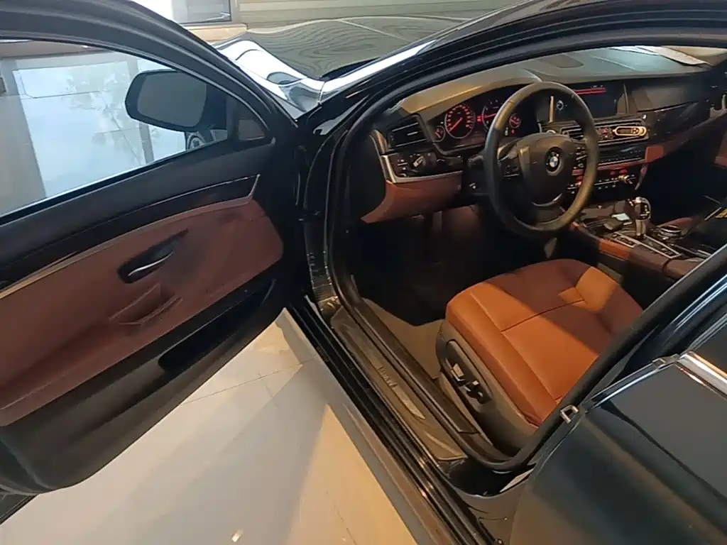 BMW 5 Series 2015 — фото 16