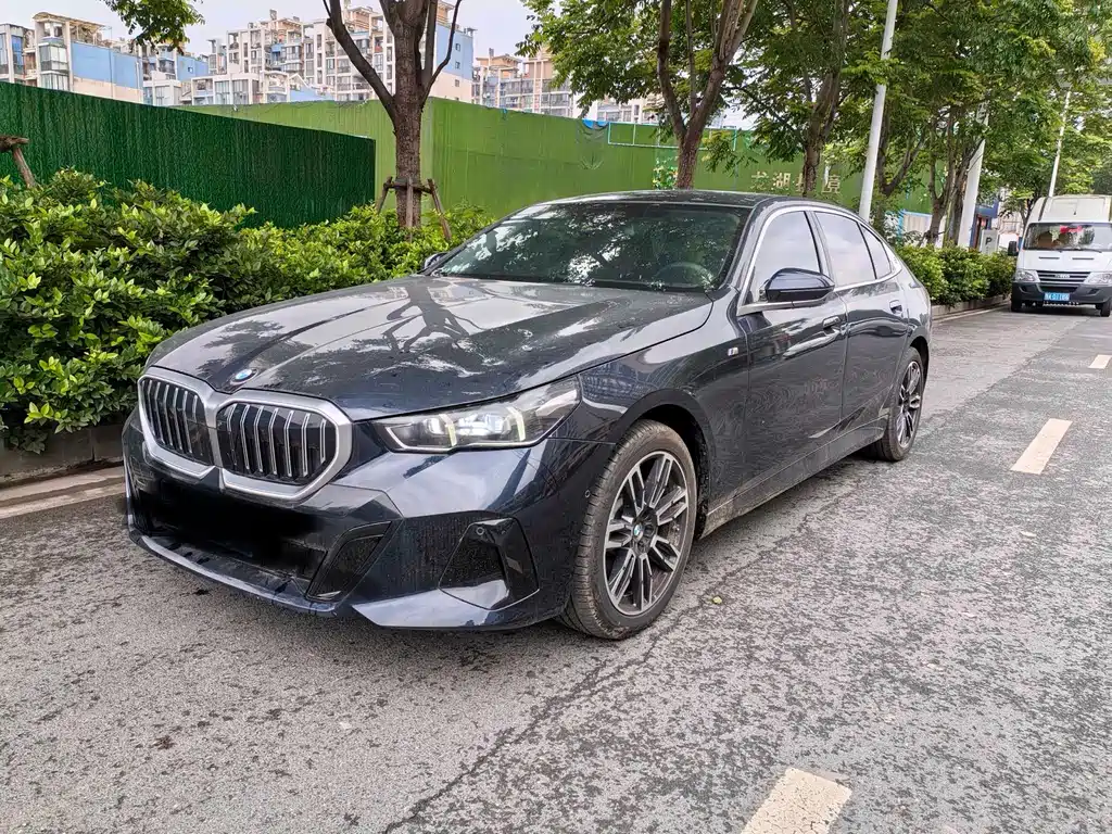 BMW 5 Series 2025 — фото 1