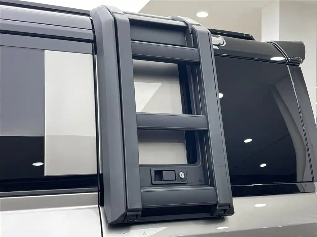 Land Rover Defender 2025 — фото 15