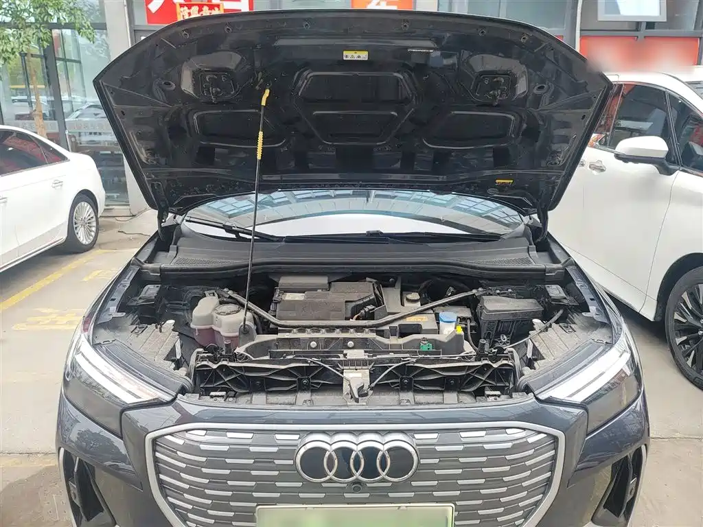 Audi Q4 e-tron 2023 — фото 20