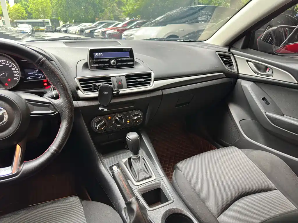 Mazda 3 Axela 2017 — фото 15