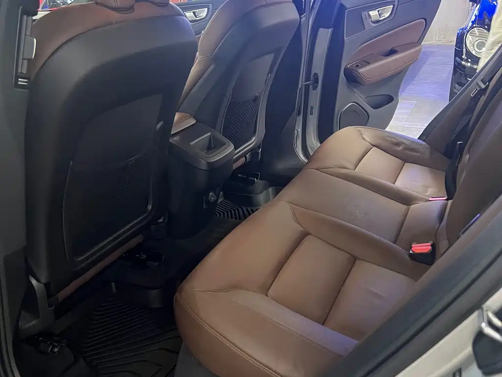 Volvo XC60 2025 — фото 10