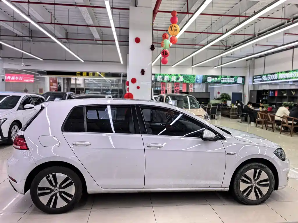 Volkswagen Golf EV 2021 — фото 10
