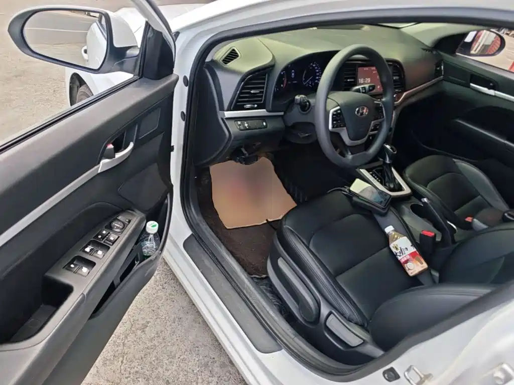 Hyundai Elantra 2017 — фото 16