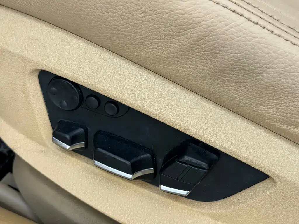 BMW 5 Series 2011 — фото 16