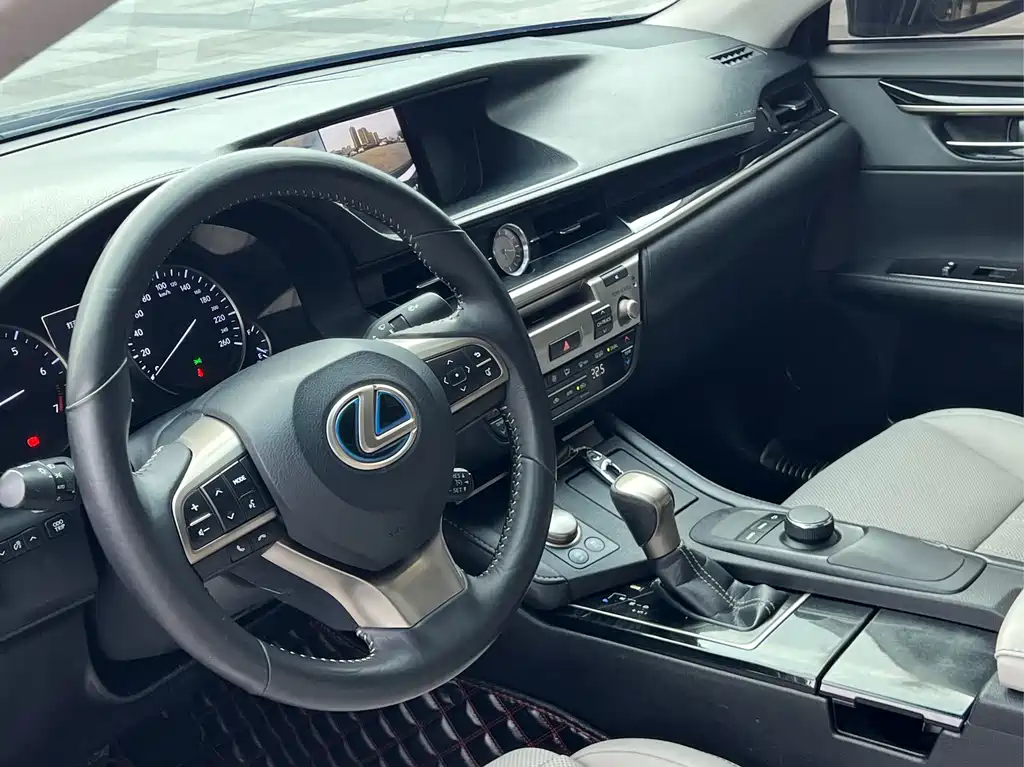 Lexus ES 2018 — фото 12