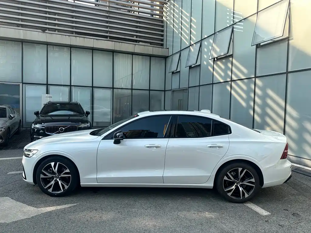 Volvo S60 2023 — фото 5