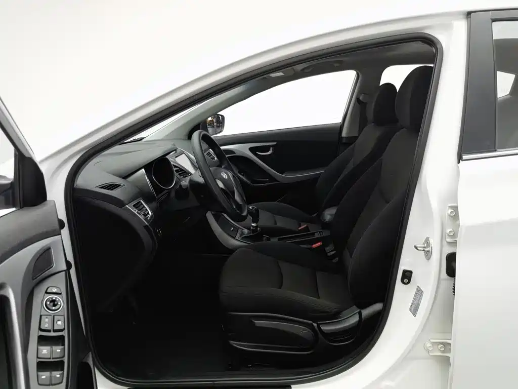 Hyundai Elantra 2017 — фото 10