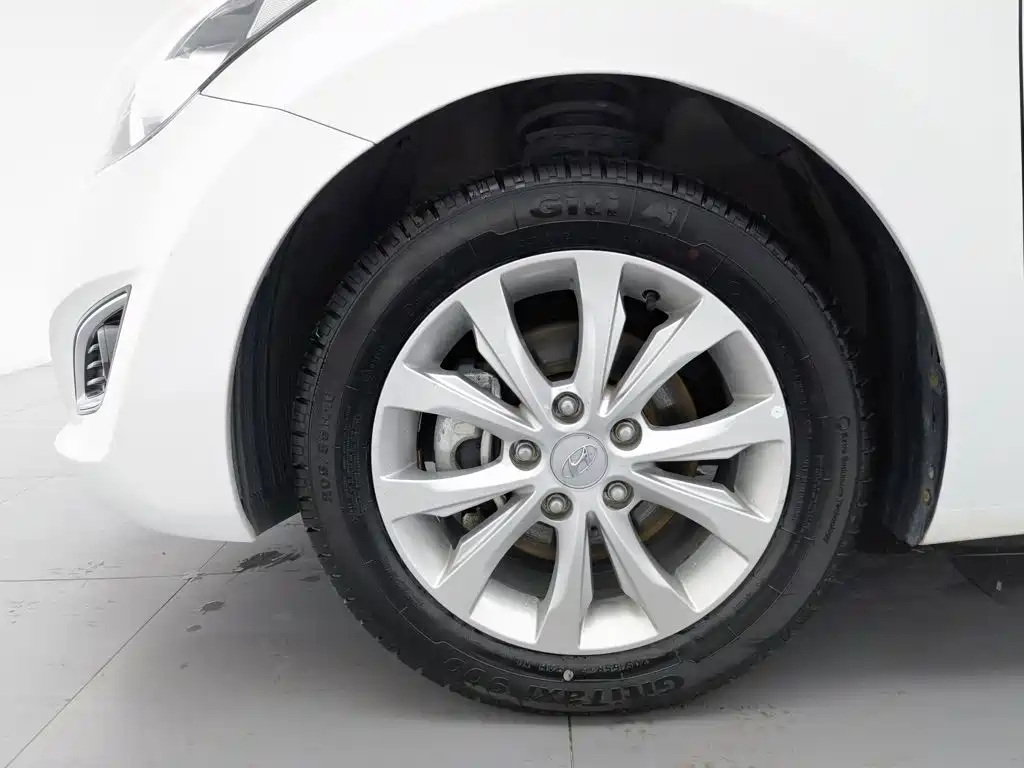Hyundai Elantra 2017 — фото 17