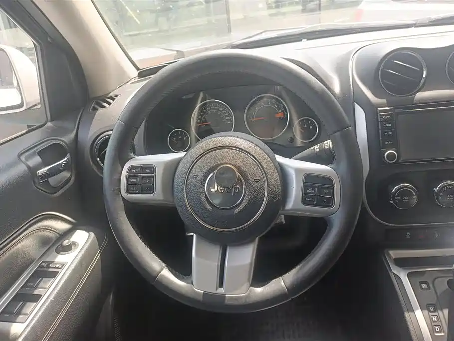 Jeep Compass 2015 — фото 15