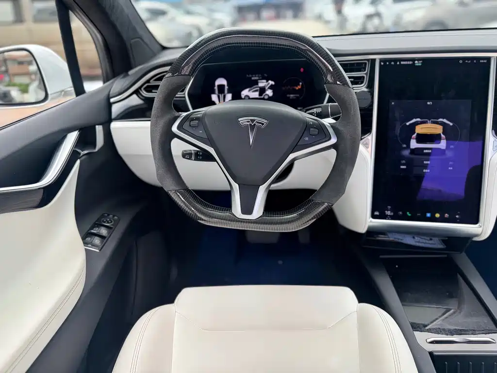 Tesla Model X 2018 — фото 14