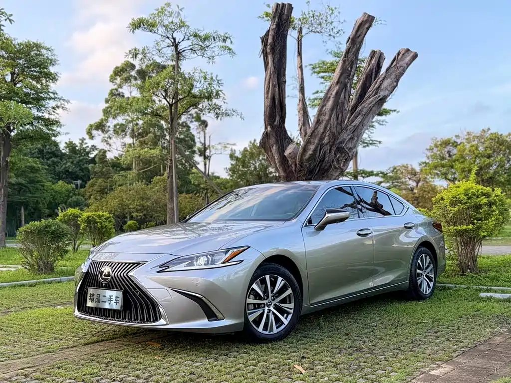 Lexus ES 2021