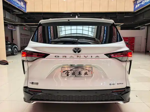 Toyota Granvia 2024