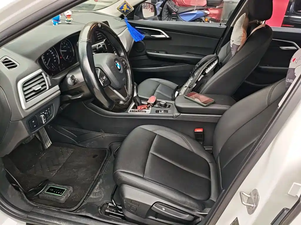 BMW 1 Series 2018 — фото 15