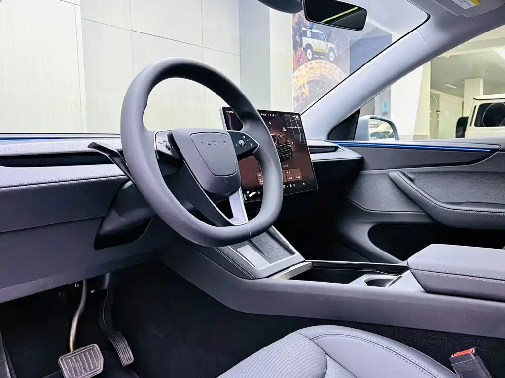 Tesla Model Y 2025 — фото 8