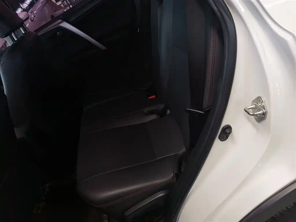 Toyota RAV4 2018 — фото 17