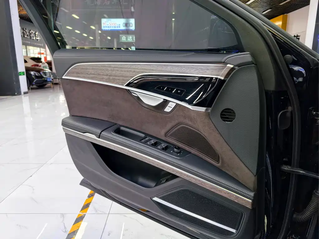 Audi A8 2023 — фото 14