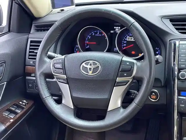 Toyota Reiz 2015 — фото 11