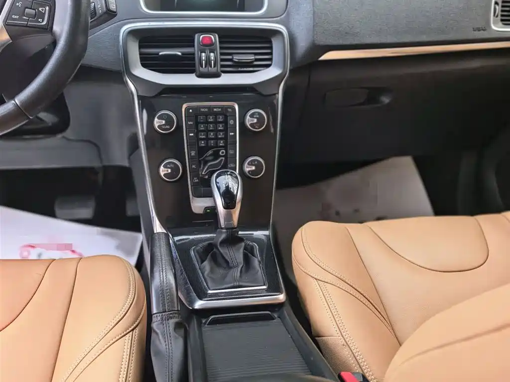 Volvo V40 2017 — фото 11