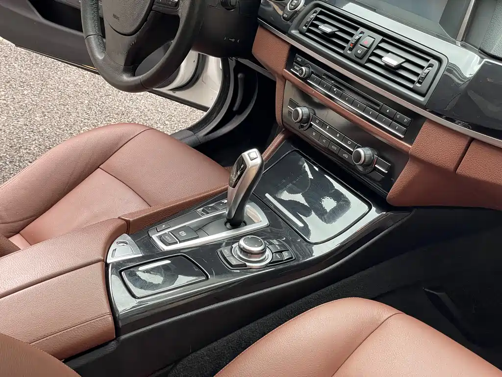 BMW 5 Series 2015 — фото 16