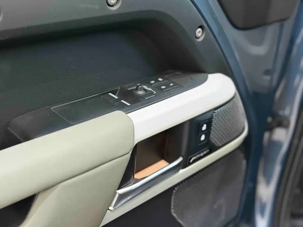 Land Rover Defender 2023 — фото 13