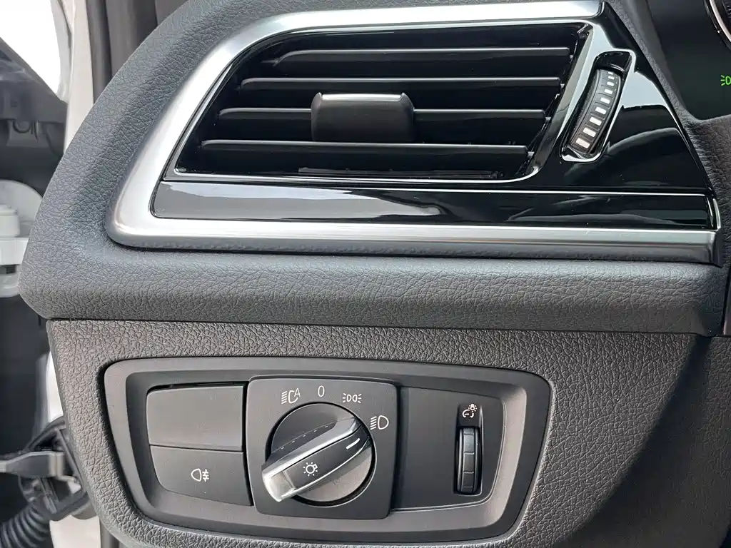 BMW 1 Series 2023 — фото 16