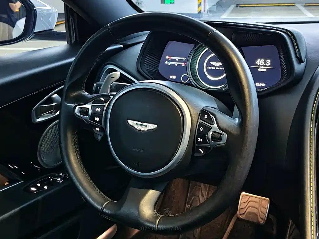 Aston Martin DB11 2018 — фото 14