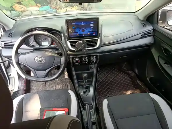 Toyota Yaris L 2021
