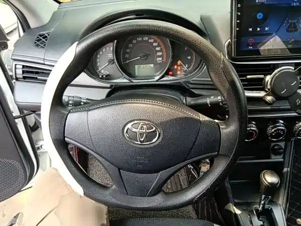 Toyota Yaris L 2021