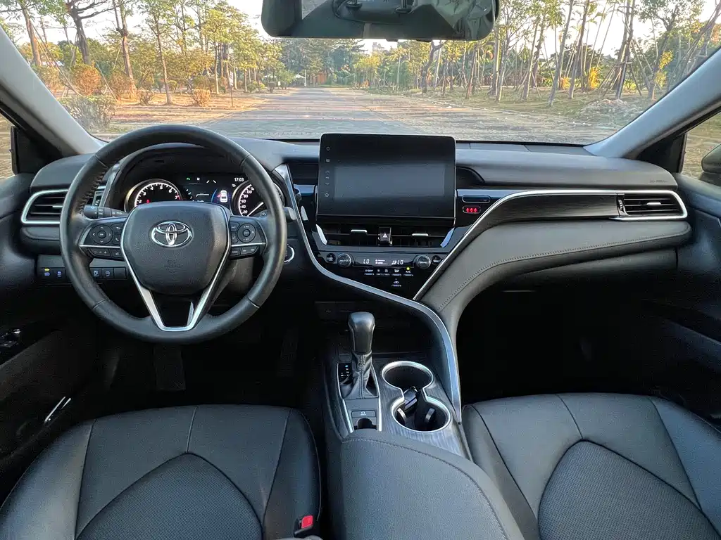 Toyota Camry 2023 — фото 14