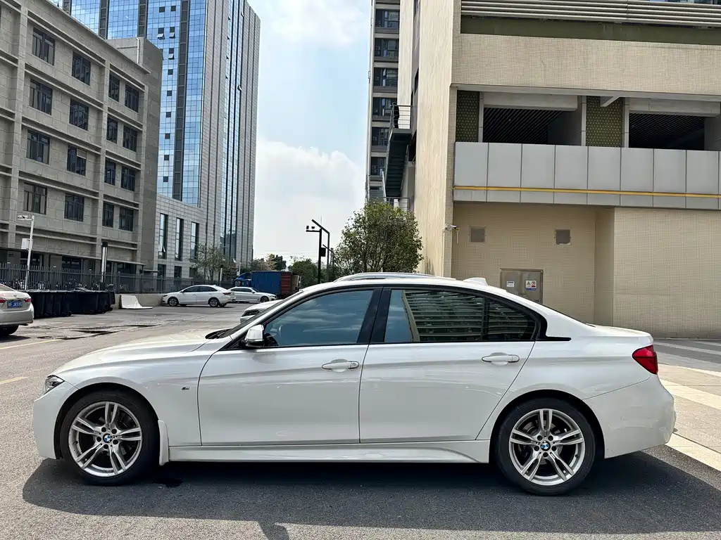 BMW 3 Series 2019 — фото 11