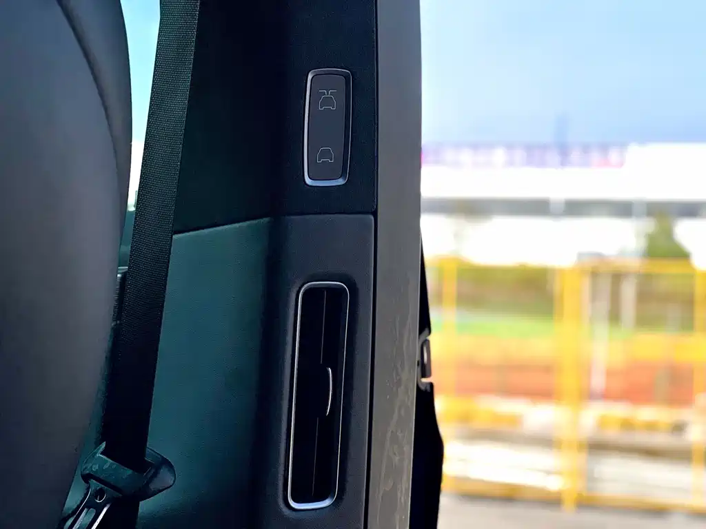 Tesla Model X 2020 — фото 16