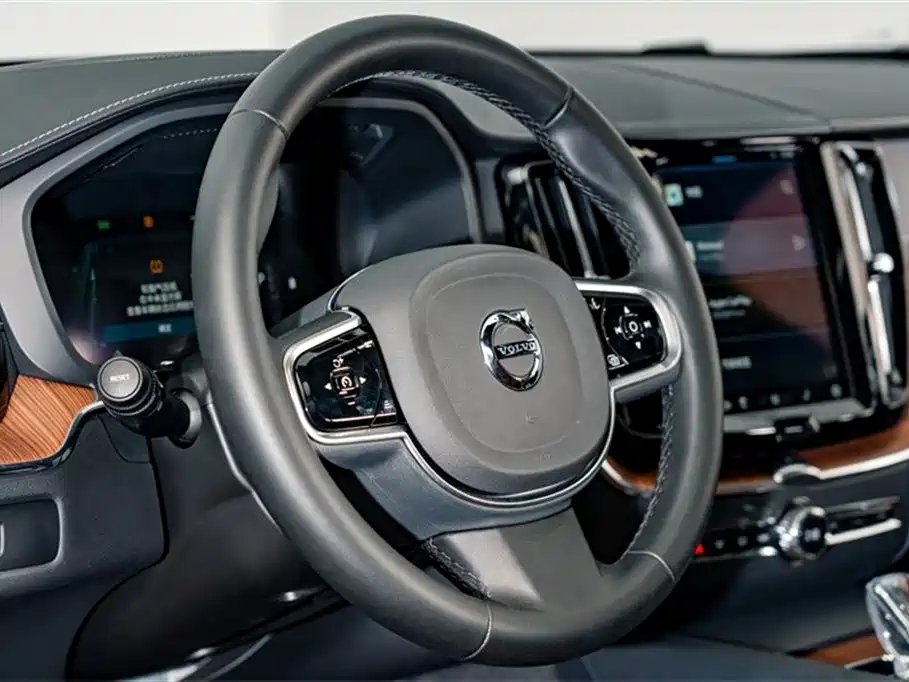 Volvo XC60 2025 — фото 10